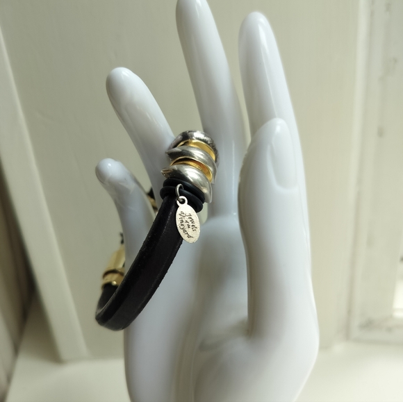 Jewels of the Vineyard Black Leather Magnetic Closure Bracelet Stags Leap - Picture 3 of 10